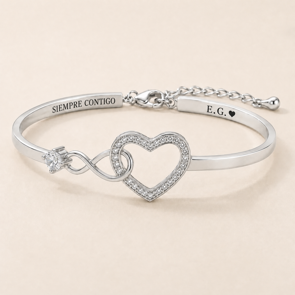 Pulsera en plata con el mensaje grabado en un lado y las iniciales en el otro