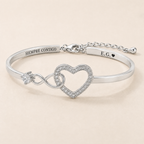 Pulsera en plata con el mensaje grabado en un lado y las iniciales en el otro