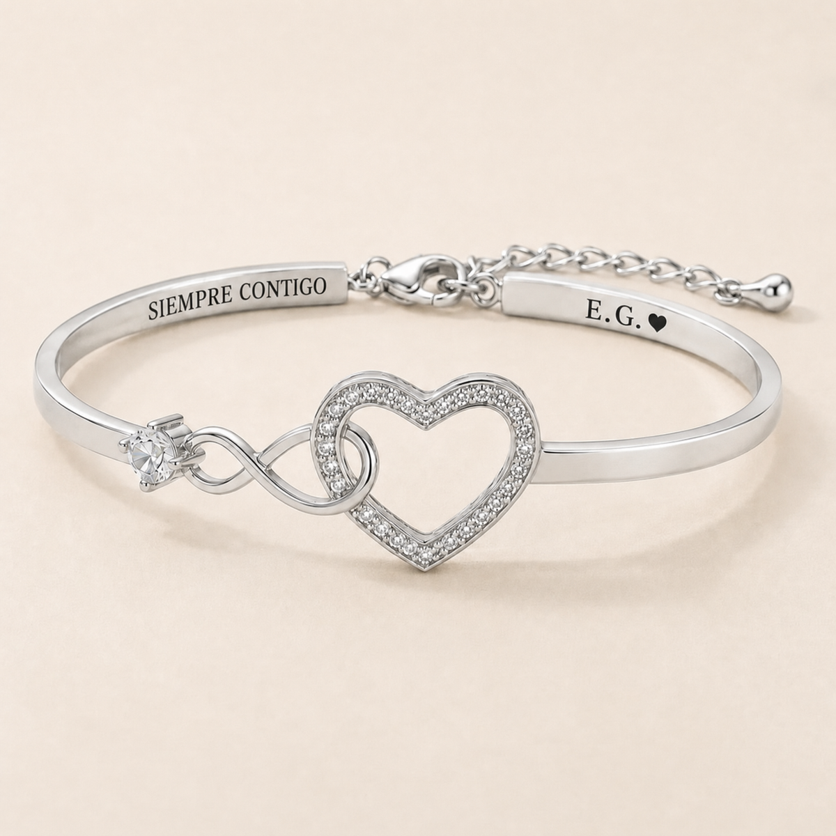 Pulsera en plata con el mensaje grabado en un lado y las iniciales en el otro