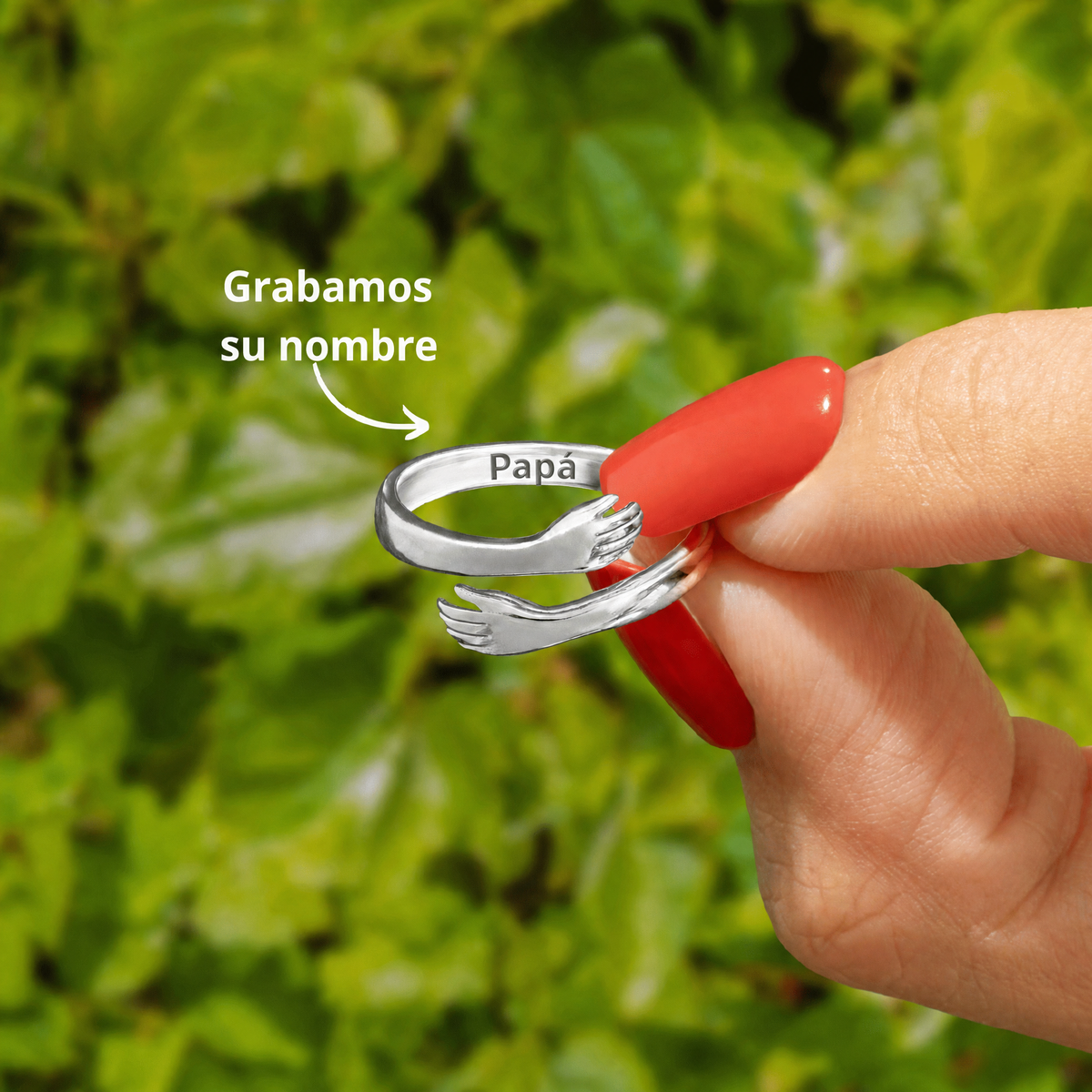 Interior del anillo abrazo con un nombre grabado en la cara que toca el dedo