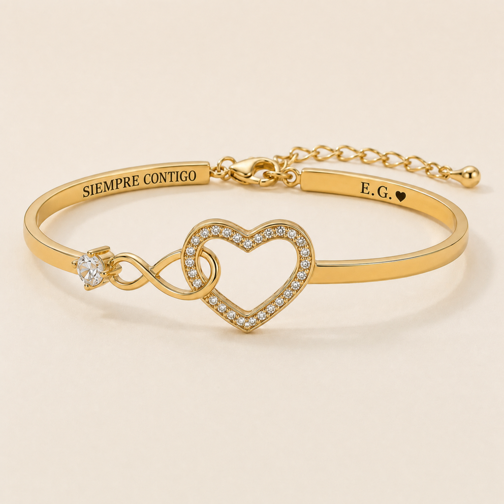Pulsera en oro con el mensaje grabado en un lado y las iniciales en el otro