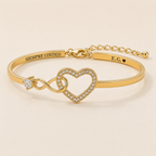 Pulsera en oro con el mensaje grabado en un lado y las iniciales en el otro