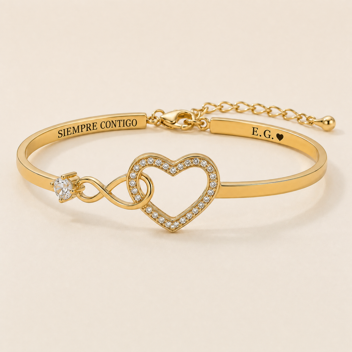 Pulsera en oro con el mensaje grabado en un lado y las iniciales en el otro