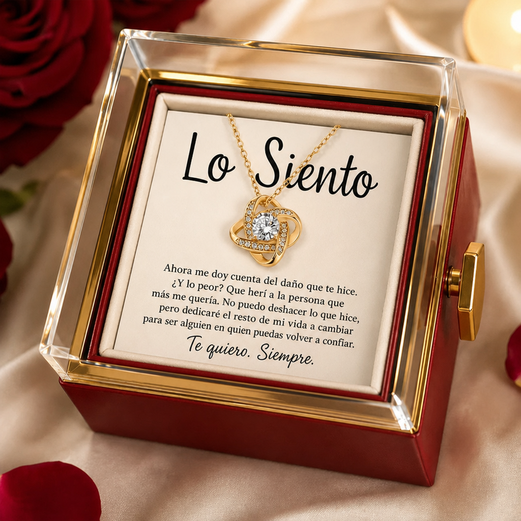 Collar Nudo de Amor en oro amarillo de 18 k dentro de la caja, sobre la tarjeta «Lo Siento»
