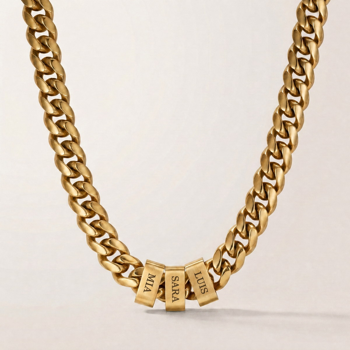Cadena cubana dorada 18K con tres placas grabadas