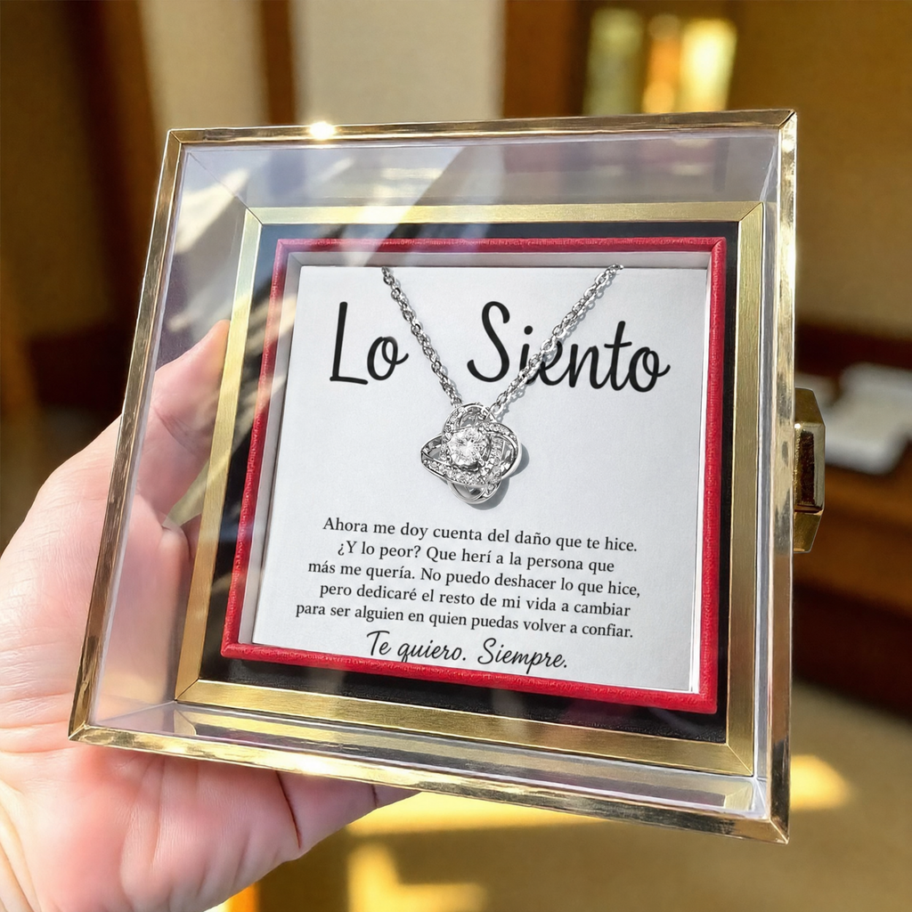 Caja de la rosa en la mano, con el collar y la tarjeta «Lo Siento» a la vista