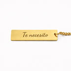 Llavero dorado con la dedicatoria «Te necesito» grabada detrás