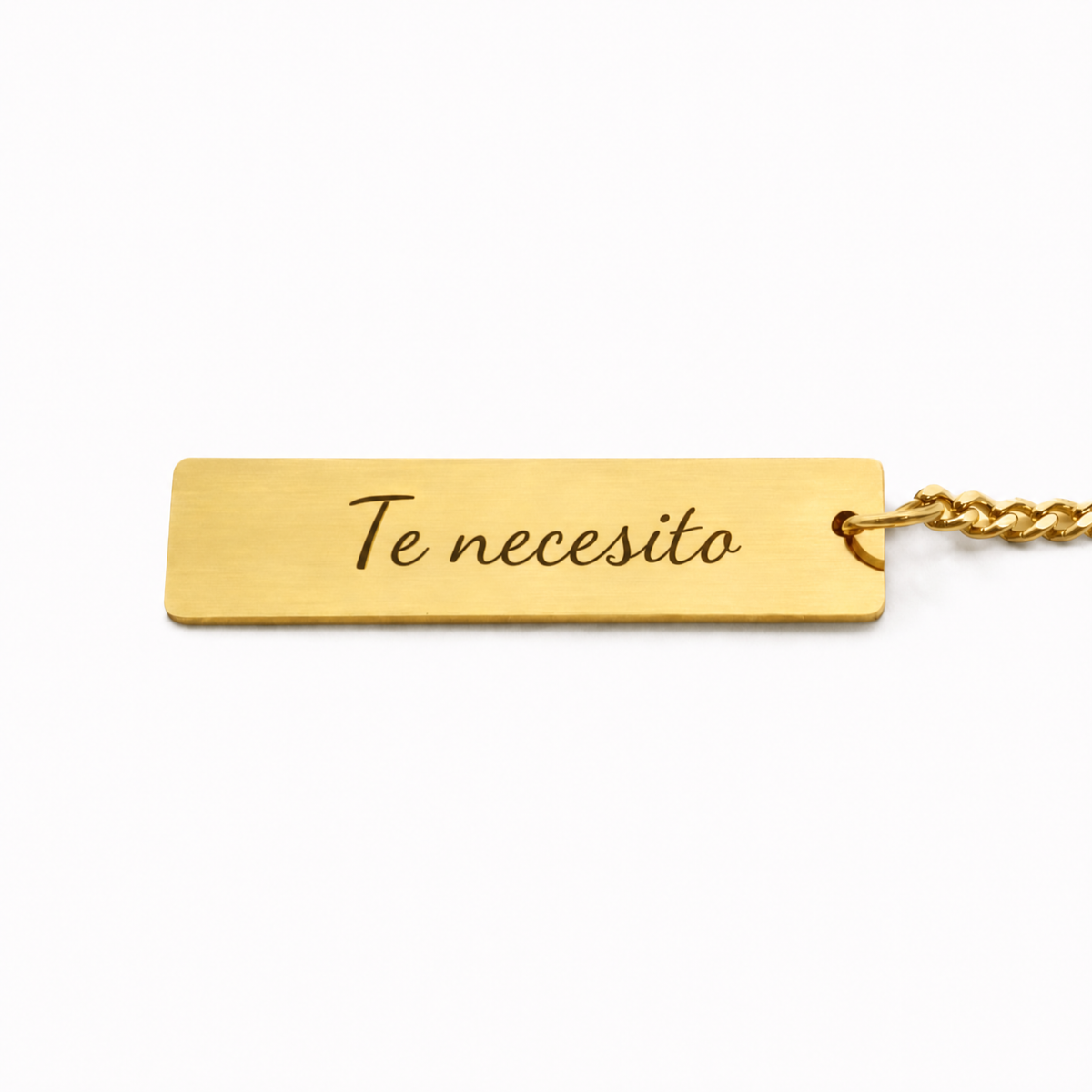 Llavero dorado con la dedicatoria «Te necesito» grabada detrás