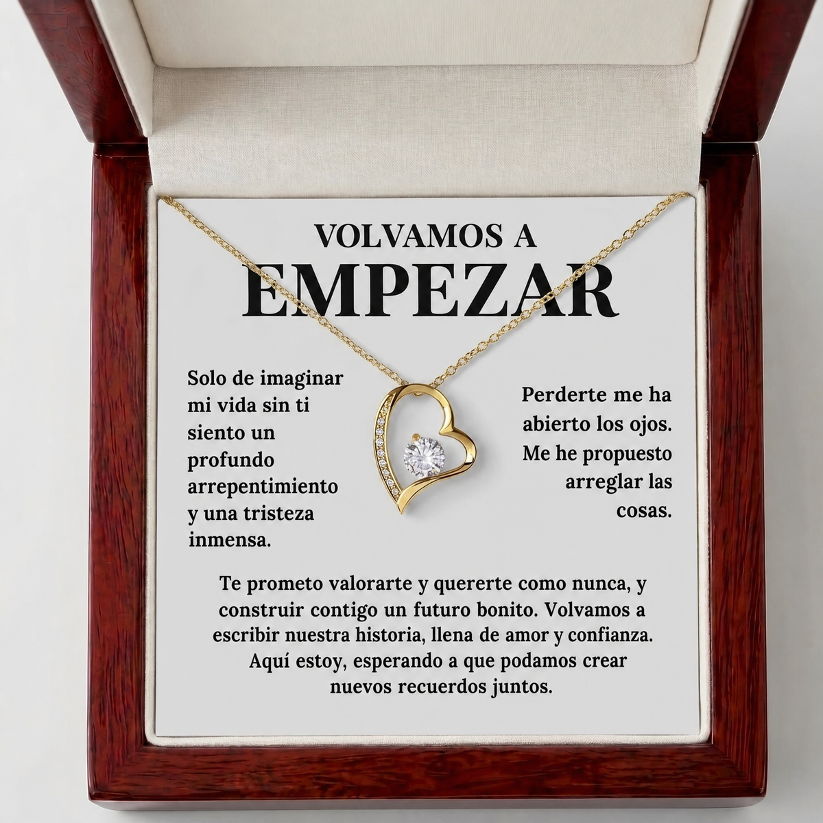 Collar de corazón con baño de oro amarillo en el estuche de lujo estilo caoba, con la tarjeta «Volvamos a empezar»