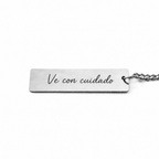 Parte de detrás del llavero de acero con la dedicatoria «Ve con cuidado»