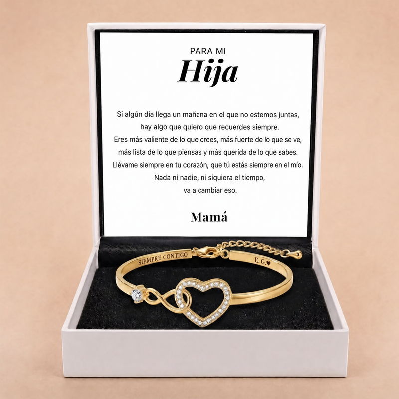 Pulsera en oro colocada en el estuche blanco, con la tarjeta impresa detrás