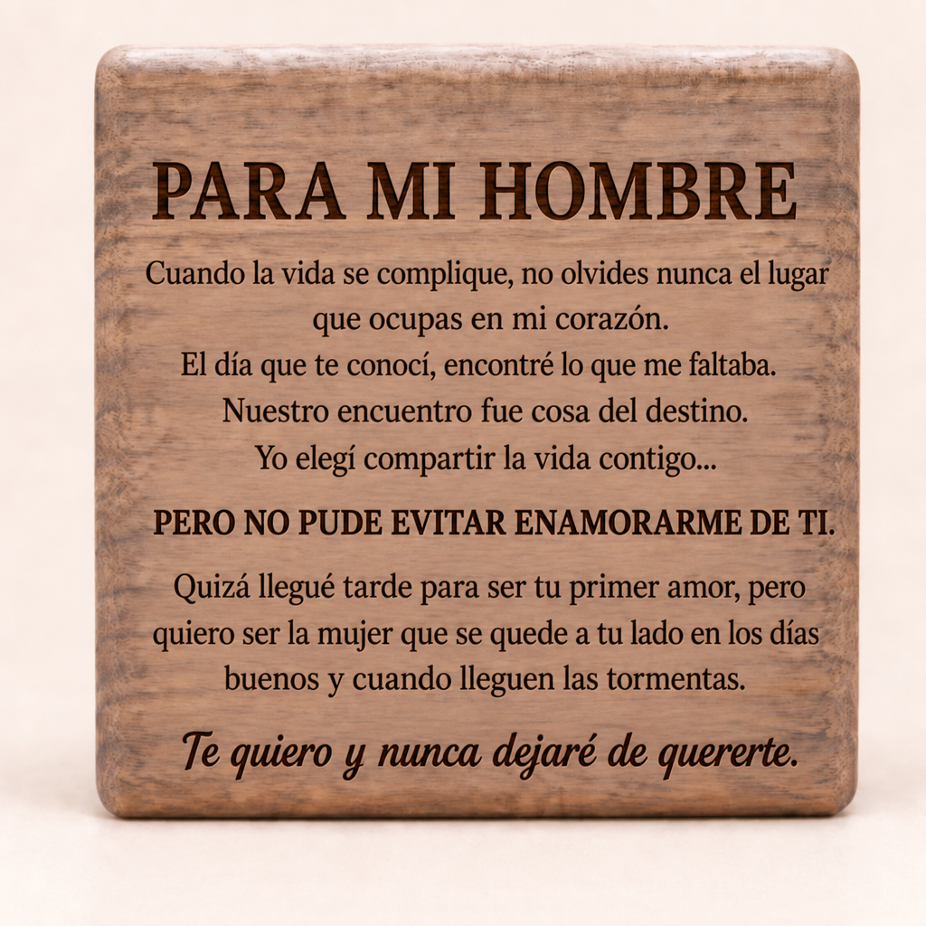 Tapa de la caja de nogal con la carta «Para mi hombre» grabada