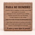 Tapa de la caja de nogal con la carta «Para mi hombre» grabada