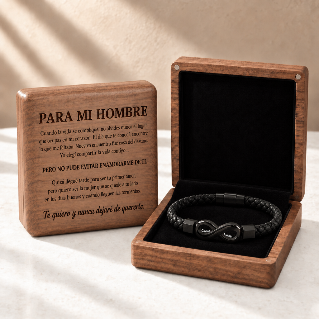 Pulsera de cuero negra con dos nombres en el infinito, en su caja de nogal con la carta «Para mi hombre» grabada en la tapa