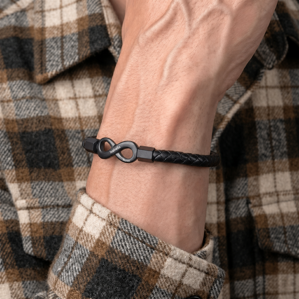 Pulsera de cuero trenzado con el infinito en negro, puesta en la muñeca de un hombre