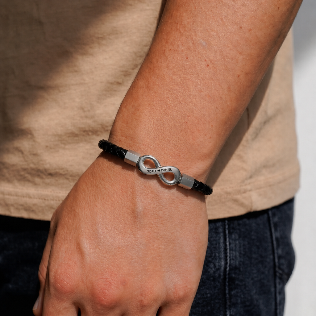 Pulsera de cuero trenzado con el infinito en plata, puesta en la muñeca de un hombre