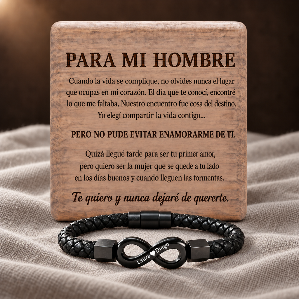 Pulsera de cuero negra delante de la tapa de nogal grabada con la carta «Para mi hombre»